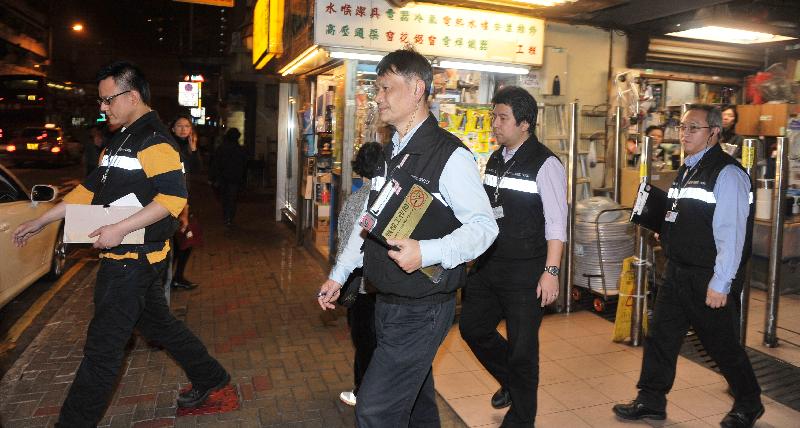 控煙督察巡查店鋪。 控煙督察巡查店鋪。