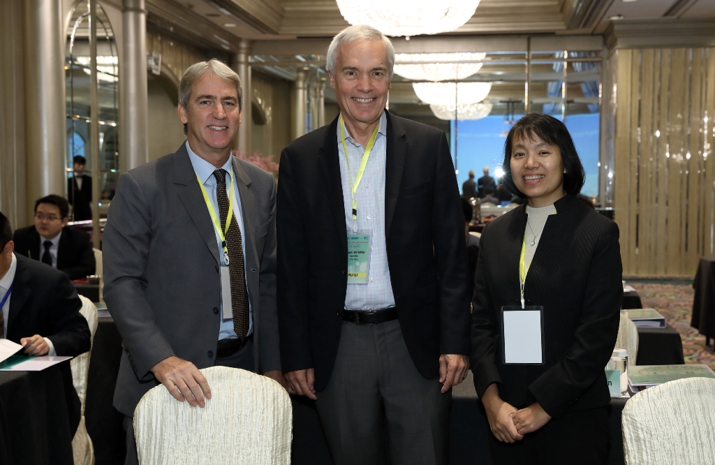 Mr James Rarick (左) 、Dr David D. McFadden (中)和陳少梅醫生(右)